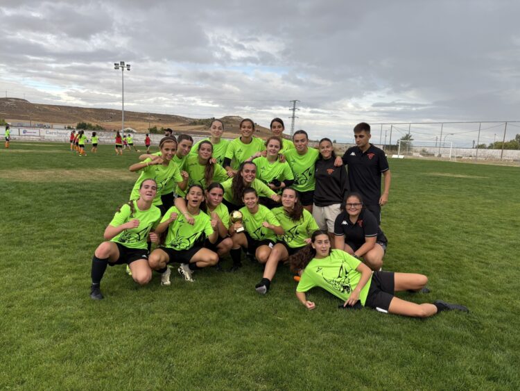El Lince de Laguna posa con el trofeo de campeón./CD CUÉLLAR