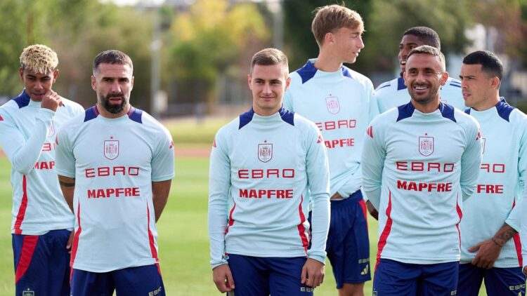 La selección española llama al segoviano Jorge de Frutos 1 De Frutos, junto a Carvajal y otros jugadores de la Roja. /RTVE