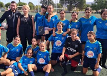 Las jugadoras de la Segoviana posan con el título durante la cita./IMD SEGOVIA