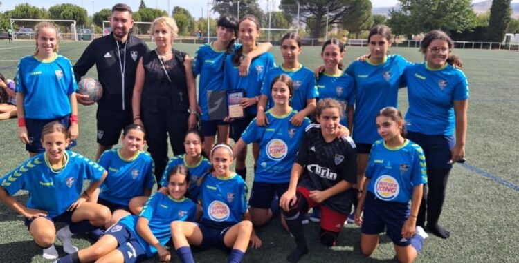 Éxito del XVII Torneo Masculino y I Torneo Femenino Memorial Mariano Chocolate 1 Las jugadoras de la Segoviana posan con el título durante la cita./IMD SEGOVIA