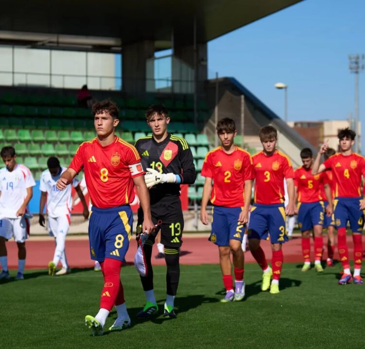 Jorge María Dueñas debuta con la Selección Española sub16 1 El guardameta Jorge María Dueñas instantes antes de debutar con el combinado nacional./SEFUTBOL
