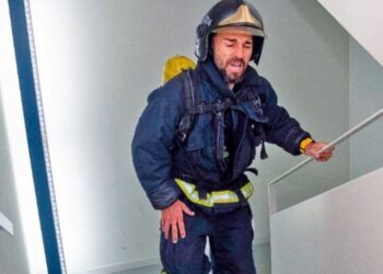 Dándolo todo en las escaleras.