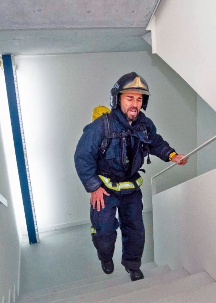 Dándolo todo en las escaleras.