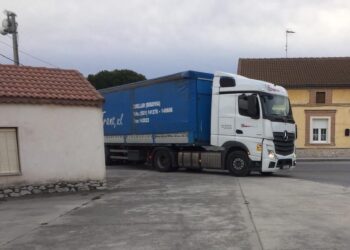 Un camión subido a la acera en la calle Extramuros de Chañe, en Segovia.