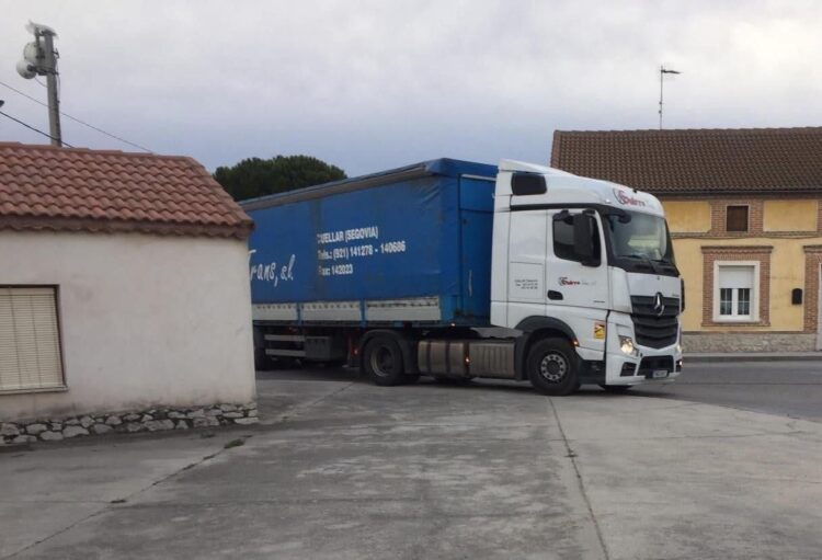 El ‘Diablo sobre ruedas’ que castiga a Chañe 1 Un camión subido a la acera en la calle Extramuros de Chañe, en Segovia.