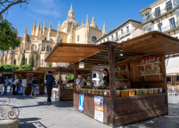 Casetas de la feria en la Plaza Mayor de Segovia. / Héctor Criado