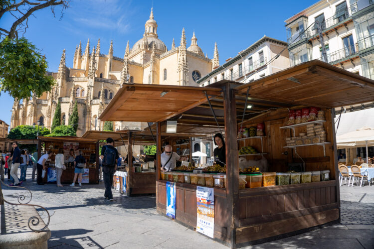 Aroma artesanal y a despedida en la Plaza Mayor con Pronatura 1 Casetas de la feria en la Plaza Mayor de Segovia. / Héctor Criado