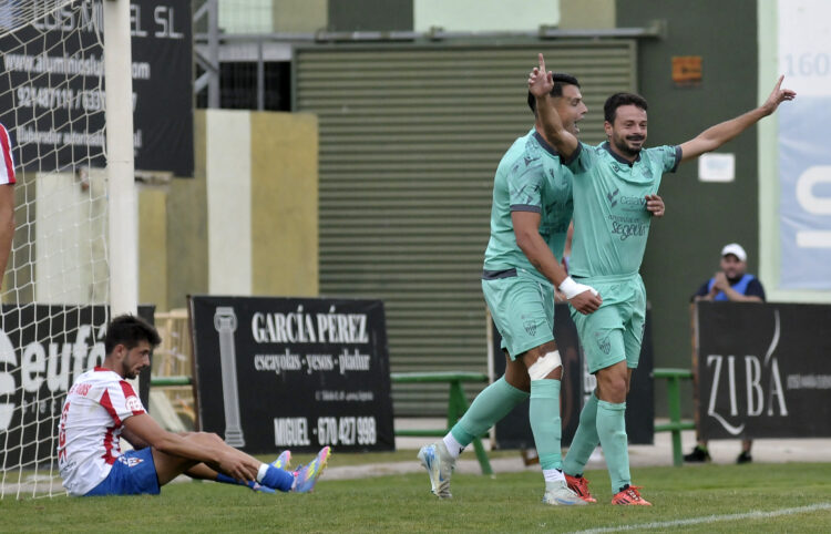 Operación retorno en La Albuera 1 Samu Manchón celebra un gol al Moscardó en el último partido de pretemporada. Juan Martín