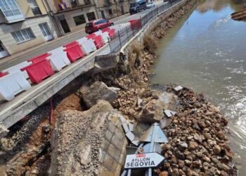 Se ha desprendido parte de la acera de la zona inicial del puente.