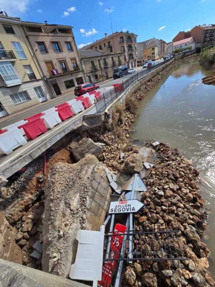 Se ha desprendido parte de la acera de la zona inicial del puente.