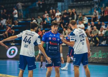 Herranz, rodeado de contrarios en el partido entre el Granollers y el Balonmano Nava el viernes. ASOBAL
