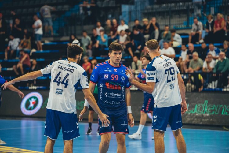 Granollers, bestia negra inamovible para el Nava 1 Herranz, rodeado de contrarios en el partido entre el Granollers y el Balonmano Nava el viernes. ASOBAL