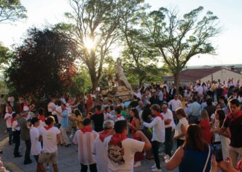 Jotas en honor de la Virgen durante la procesión./ María Arroyo