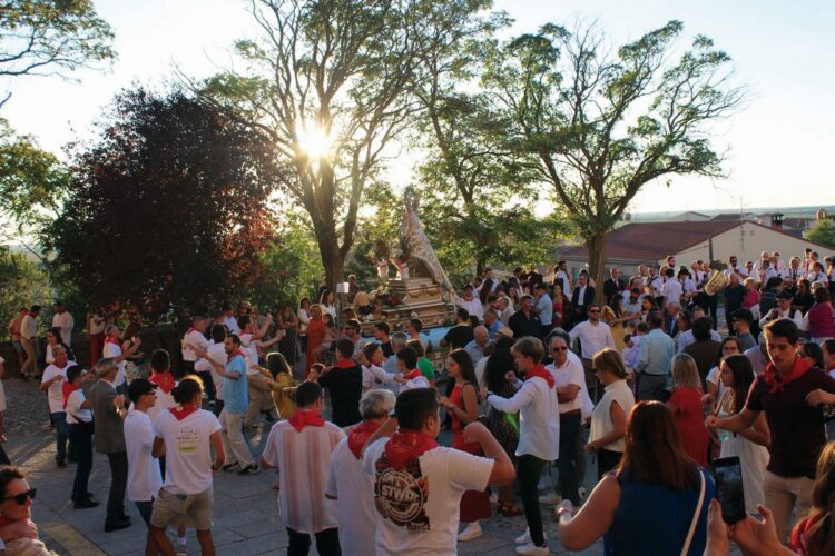 Jotas en honor de la Virgen durante la procesión./ María Arroyo