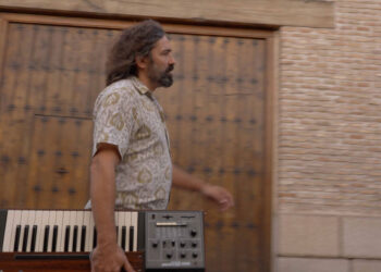 El multiinstrumentista portando su teclado Korg. Fotografía de Enrique López Marijuan.