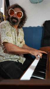 Julián Maeso: “Grabar un disco hoy en día es perder dinero” 4 Tocando el Hammond con humor. Fotografía de Enrique López Marijuan.