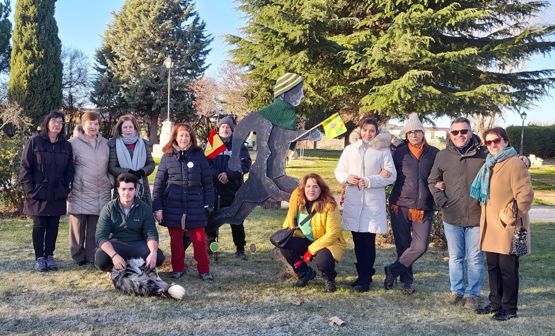 La junta directiva, la  alcaldesa y  los voluntarios adornan los árboles / LOURDES MATARRANZ