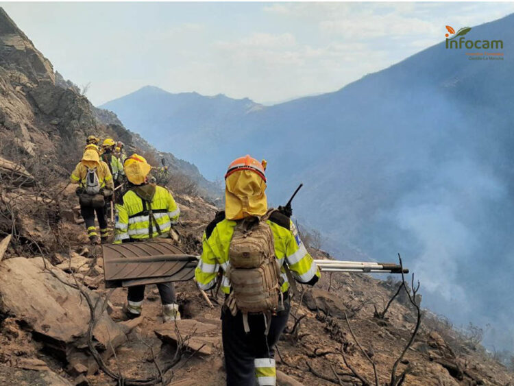 El incendio en el Pico del Lobo mantiene en alerta a la provincia de Segovia 1 Labores de extincion de incendio en la zona del Pico del Lobo, en la provincia de Guadalajara. / INFOCAM