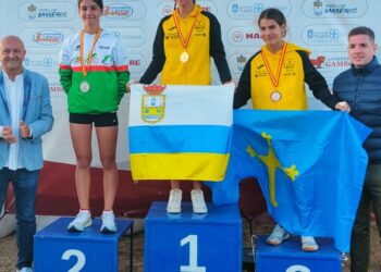 Gael Casado posa en el podio como subcampeona de la cita./T. LACERTA