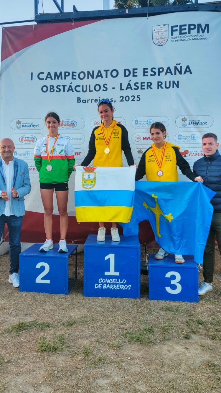 Gael Casado posa en el podio como subcampeona de la cita./T. LACERTA