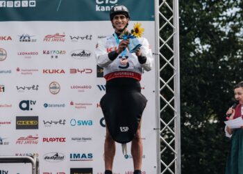 David Llorente posa en el podio durante la cita./RFEP