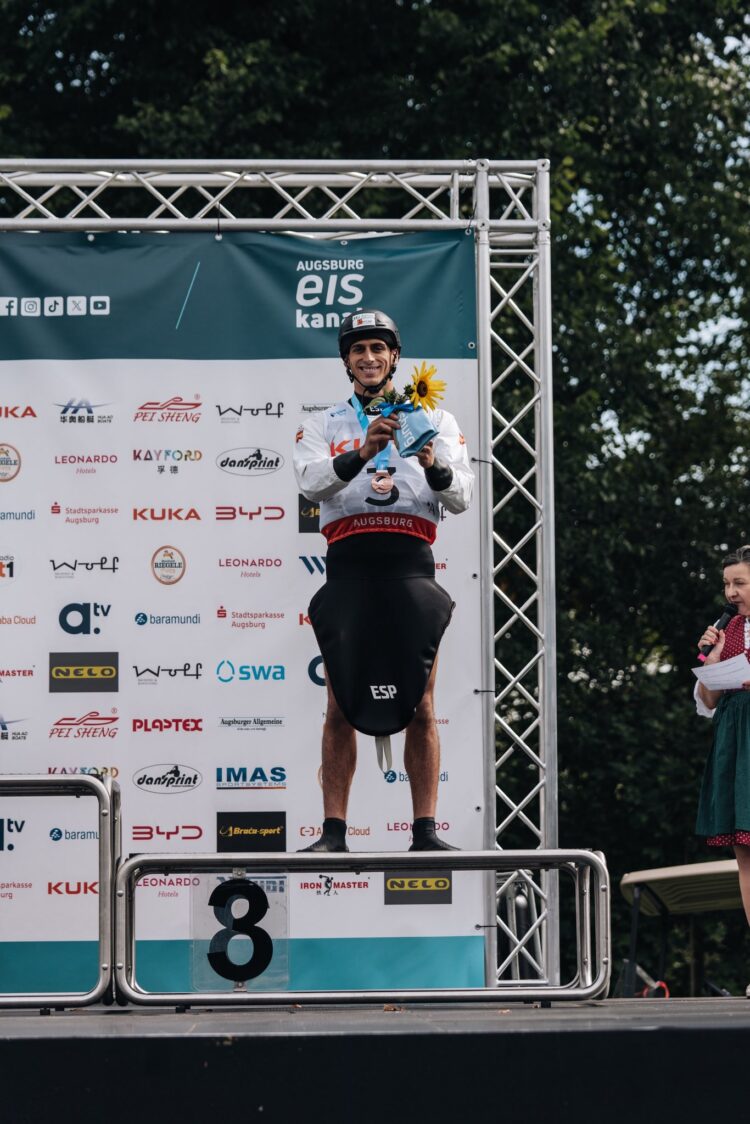 David Llorente posa en el podio durante la cita./RFEP