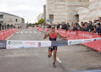 Marina Muñoz cruza la línea de meta como ganadora en la distancia olímpica en la cita de Santander./T. CIUDAD SANTANDER