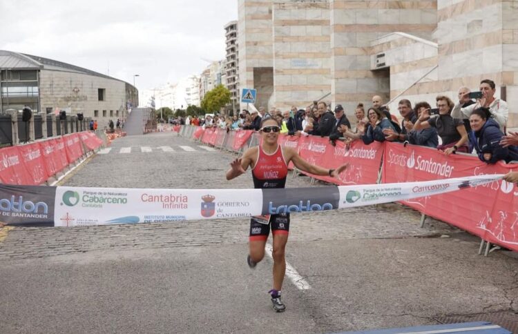 Victoria de Marina Muñoz en el Triatlón Ciudad de Santander 1 Marina Muñoz cruza la línea de meta como ganadora en la distancia olímpica en la cita de Santander./T. CIUDAD SANTANDER