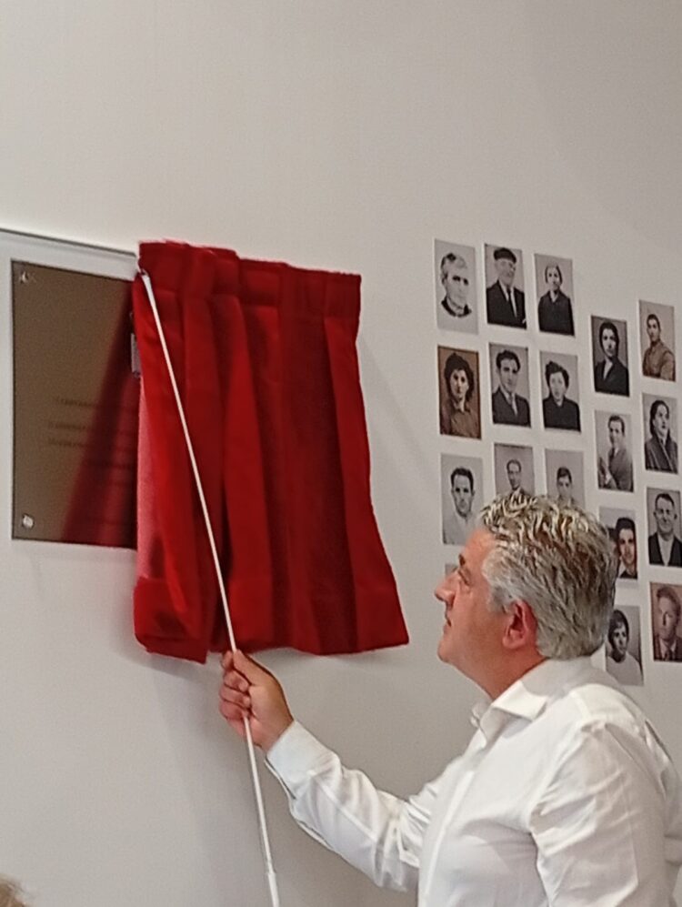 Instante del homenaje / E.A.