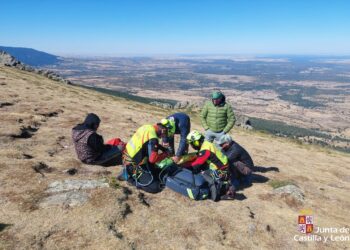 Los sanitarios estabilizan al herido en Arcones. / JCYL