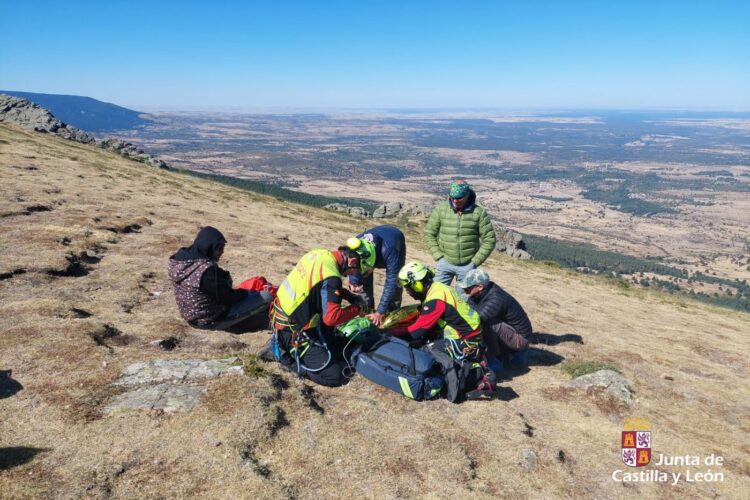 Herido un hombre en un accidente de despegue de su parapente en Arcones 1 Los sanitarios estabilizan al herido en Arcones. / JCYL