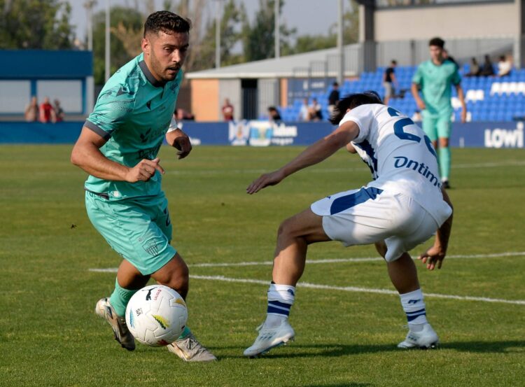 Pau Miguélez, otro internacional en Segovia 1 Pau Miguélez, en un partido con una Segoviana que inicia la temporada este domingo.