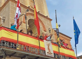 María Ángeles García en uno de sus momentos favoritos de las fiestas: el lanzamiento del chupinazo. / Ayuntamiento de Carbonero