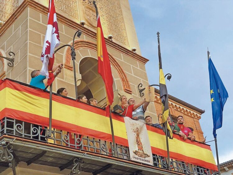 María Ángeles García en uno de sus momentos favoritos de las fiestas: el lanzamiento del chupinazo. / Ayuntamiento de Carbonero