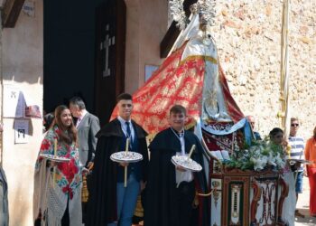 Los camareros y camareras de 2025 con las rosquillas en honor a la Virgen. / Cofradía de la Virgen de La Cruz