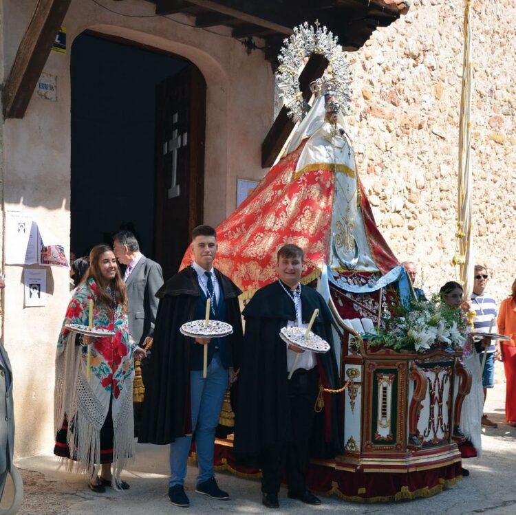 Los camareros y camareras de 2025 con las rosquillas en honor a la Virgen. / Cofradía de la Virgen de La Cruz
