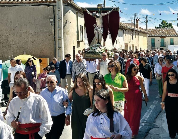 El Santo Cristo de la Buena Muerte en procesión. / Ayuntamiento de Etreros
