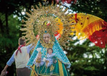 Los mozos alzan puentes en honor a La Virgen. / Alfredo Illanas