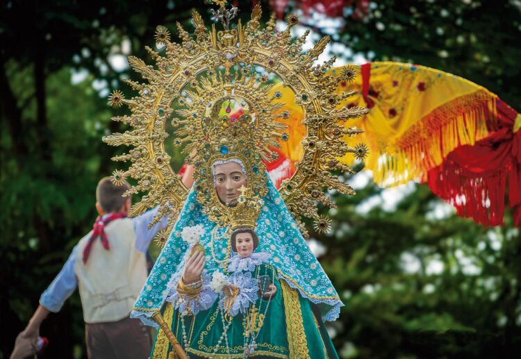 Los mozos alzan puentes en honor a La Virgen. / Alfredo Illanas