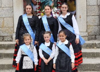 Las reinas Marina Montes y Sofía Navas con las damas./TURISMO DEL REAL SITIO
