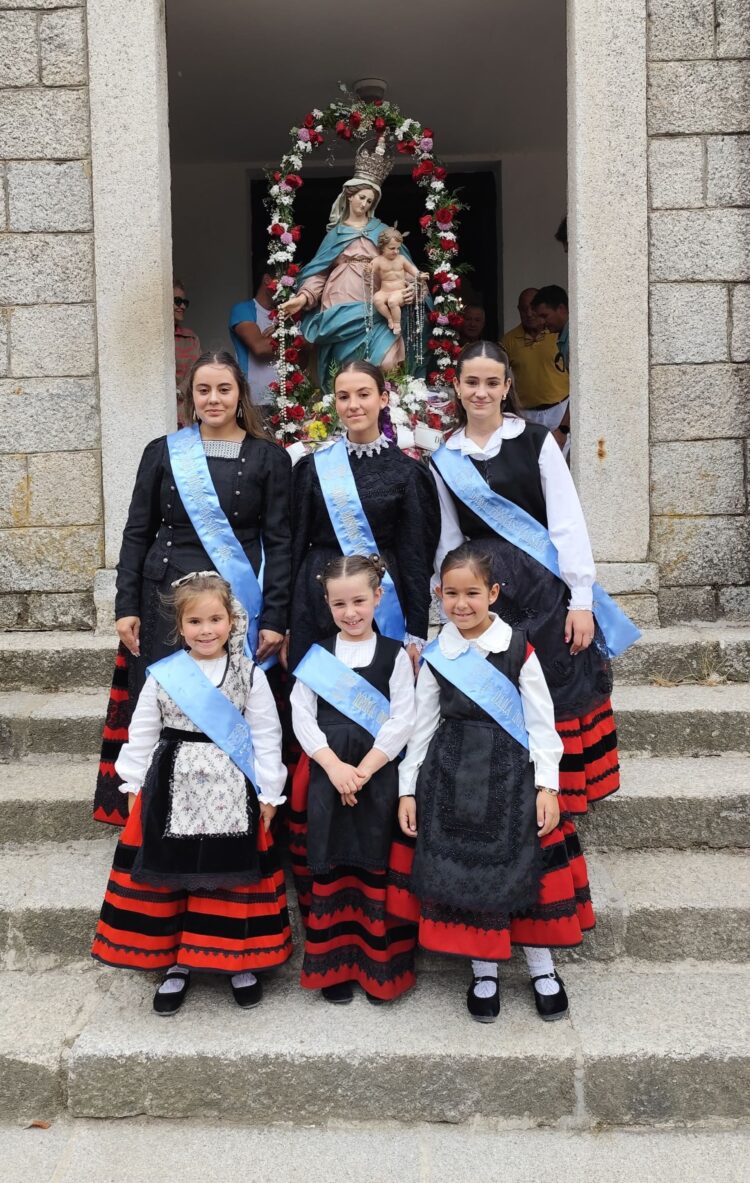 Las reinas Marina Montes y Sofía Navas con las damas./TURISMO DEL REAL SITIO