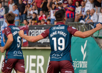 René celebra uno de los goles en el encuentro de la Segoviana frente a la UD Sámano celebrado en el campo municipal de La Albuera.. / Héctor Criado