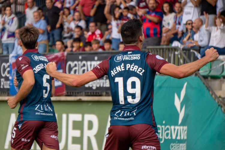 Prueba de fuego en Soria para la Segoviana 1 René celebra uno de los goles en el encuentro de la Segoviana frente a la UD Sámano celebrado en el campo municipal de La Albuera.. / Héctor Criado