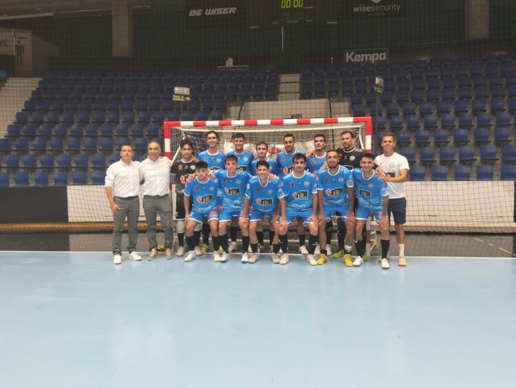 Sufrida victoria en casa del San Cristóbal ante el Picassent 1 La plantilla del equipo segoviano antes de su encuentro frente a Anaitasuna./CD SAN CRISTÓBAL