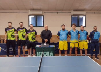 Los jugadores de ambos equipos posan antes del encuentro en el Centro Cultural de Espirdo./CD SEGHOS