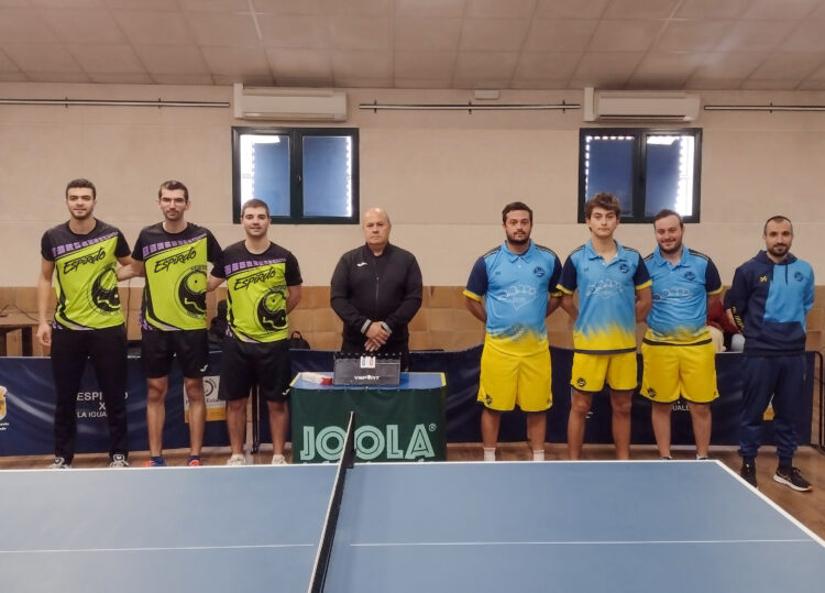 El Seghos ETM arranca con autoridad en la División de Honor 1 Los jugadores de ambos equipos posan antes del encuentro en el Centro Cultural de Espirdo./CD SEGHOS