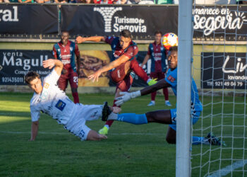 Disparo de Álex Castro en una acción del partido entre Segoviana y Sarriana./HÉCTOR CRIADO