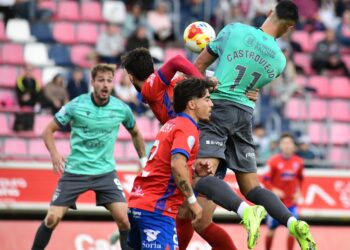 Castro, de la Gimnástica, disputa un balón aéreo en el partido de este domingo en Soria. /  J. MARTÍN-G. SEGOVIANA