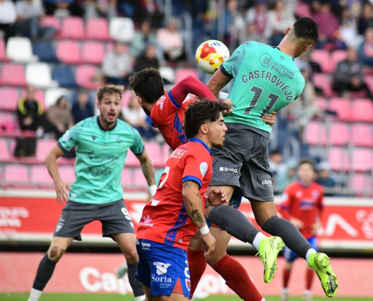 Castro, de la Gimnástica, disputa un balón aéreo en el partido de este domingo en Soria. /  J. MARTÍN-G. SEGOVIANA