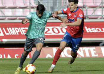 Borrego conduce la pelota durante un instante de partido./J.MARTÍN-G. SEGOVIANA
